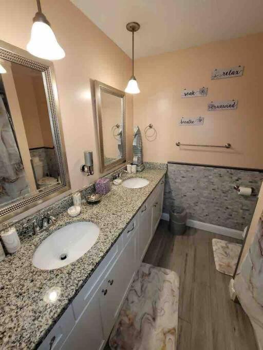 Elegant 2-Bedroom Pet-Friendly Villa W 2 Parking Spaces Hilton Head Island Eksteriør bilde